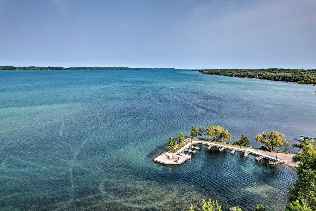 Elegant 1905 Home Steps To Torch Lake And Dtwn Alden Exterior photo